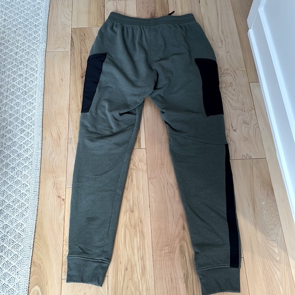 Under Armour Men’s size S loose fit joggers. Khaki w/Blk pockets. Cuff bottom. - Picture 4 of 4